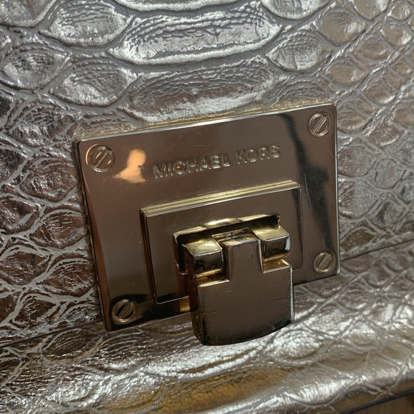 Michael Kors Med Tina Convertible Pale Gold Flap Flip Lock Embossed Leather Bag - Picture 12 of 17